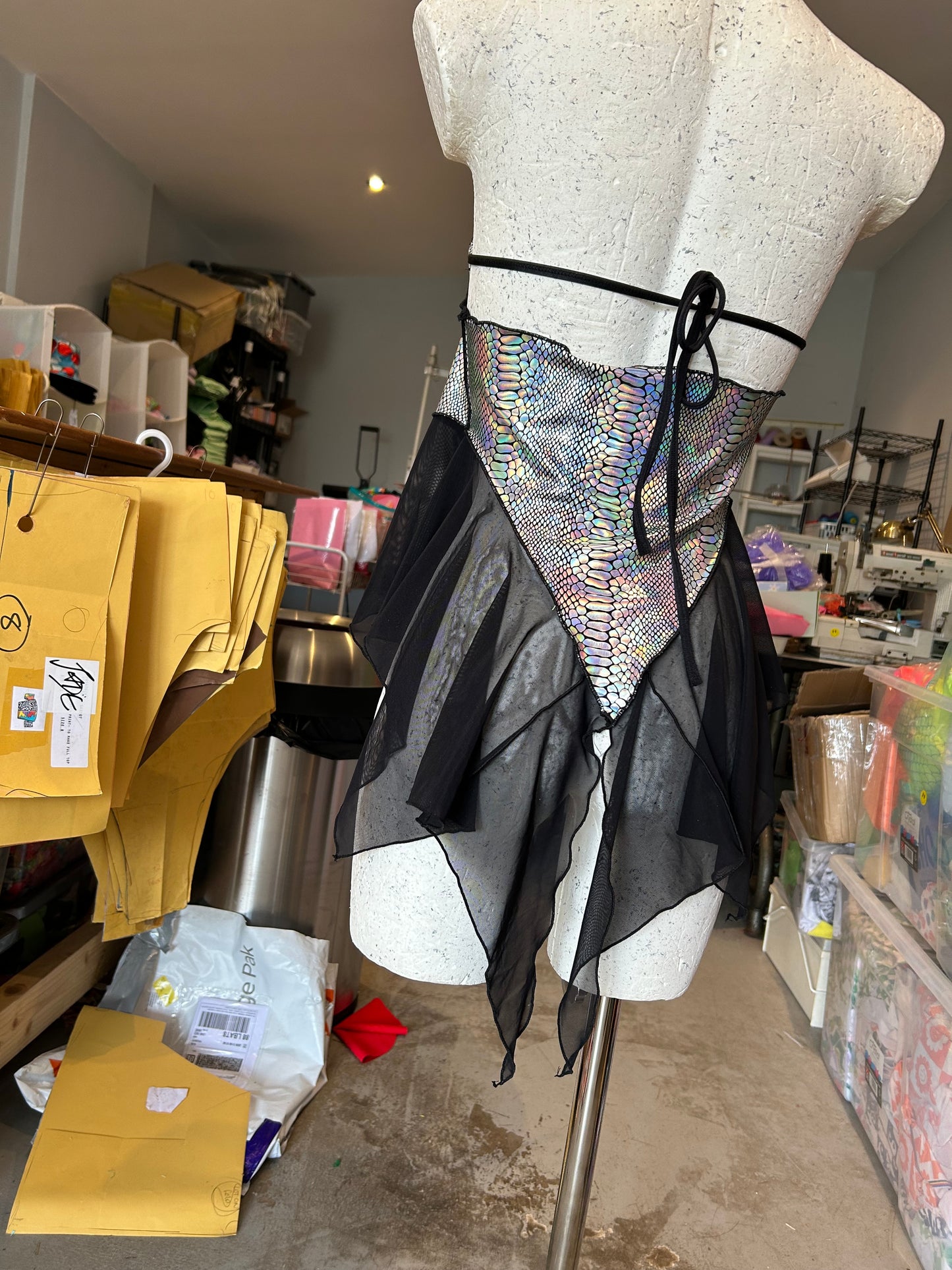 (R2S) UK 10- SMALL CUP- Silver Holo python - Black mesh skirt