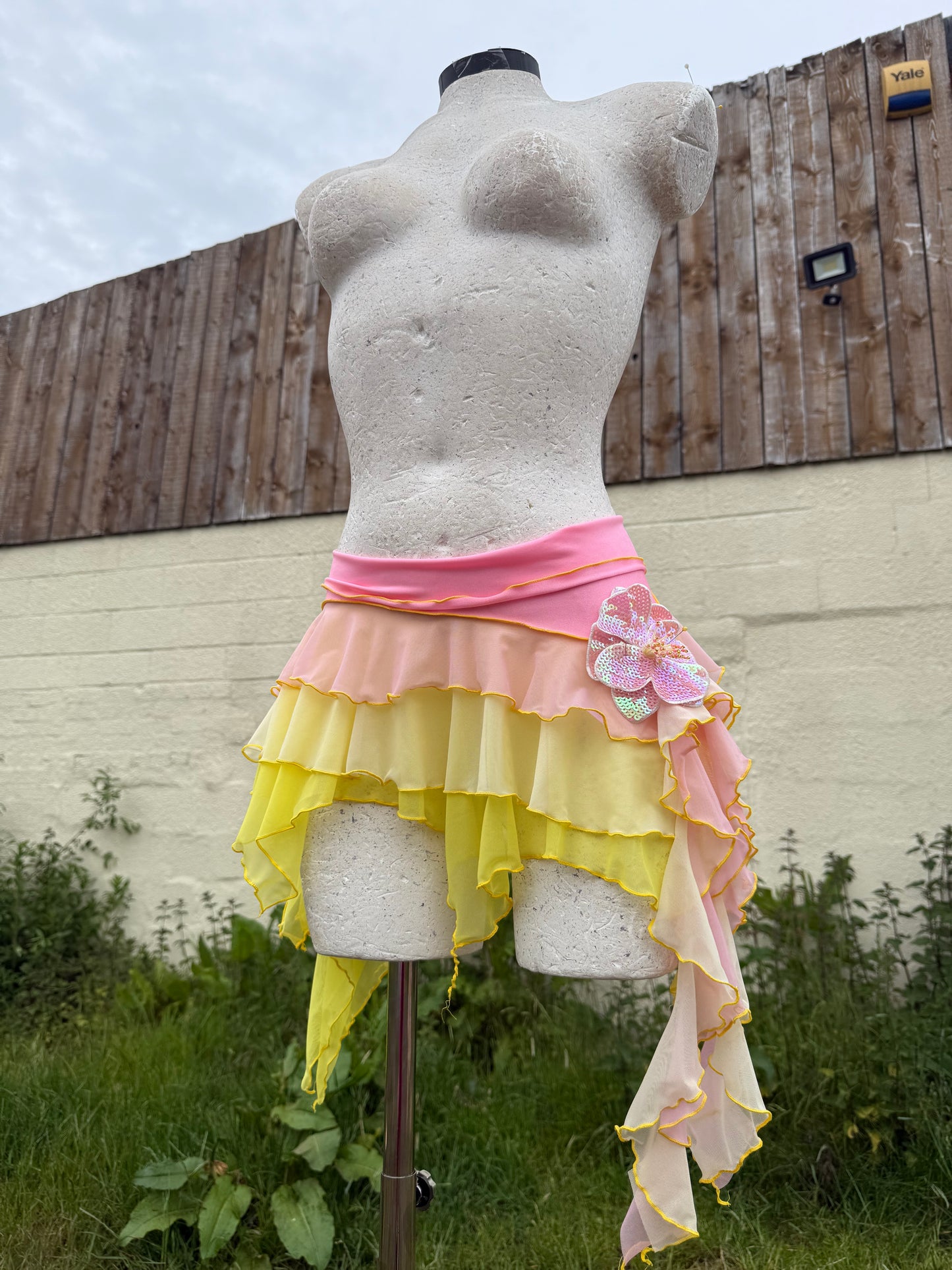 (R2S) Bubble gum to yellow ruffle skirt