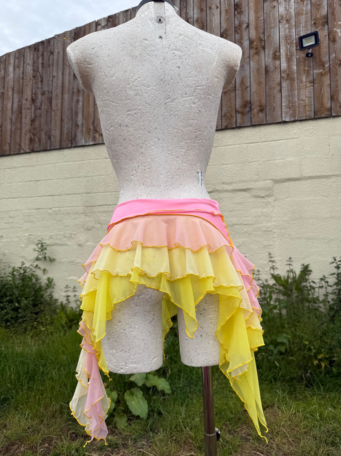 (R2S) Bubble gum to yellow ruffle skirt