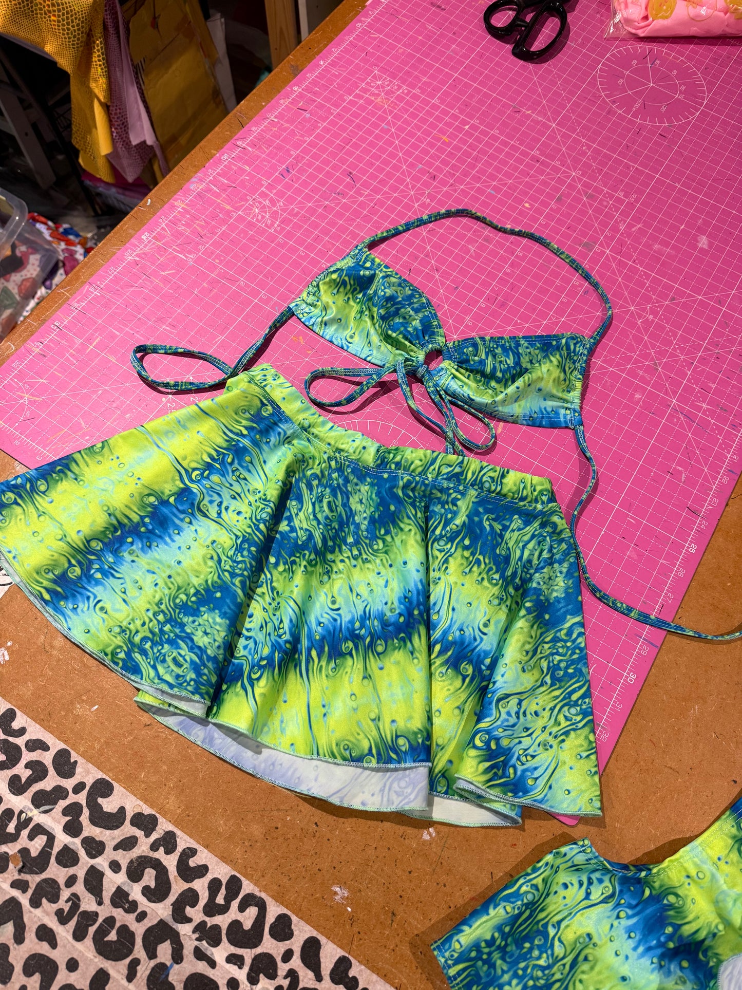Sample sale// UK SIZE 8 neon green lava skirt set